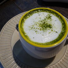 立ち寄ったカフェで注文した抹茶ラテ