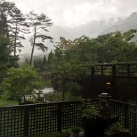 ロビーから外を眺める  雨の風情ある