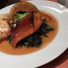 鮭ステーキ。サラダとパン