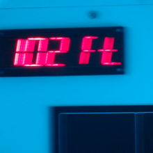 潜水艦内の水深計。一番深い所です。