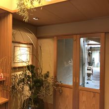 お座敷に通じる路地入り口