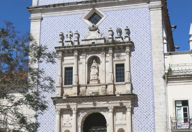 ファサードのアズレージョが美しい教会です。