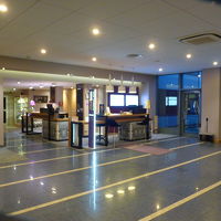 フロントも広く清潔感あり