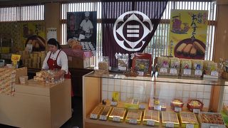 製造工場にある直営店。友人も喜んだ