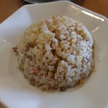 半チャーハンにしては量は少し多め