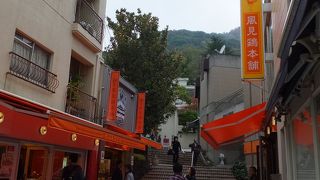 急坂ではなく階段なので楽です。