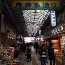 ここにも。両側に店