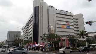 沖縄県唯一のデパートや書店、レストランなどが入るショッピングビル