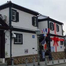 のっぺりした外観