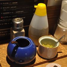 昆布酢、柚子胡椒などの調味料があり、自分好みに味を加える