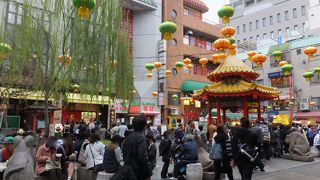 広場といってもそう広くないです。目立つのは肉まん屋の行列