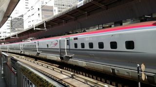 今日気づいたのですが、新幹線ホームに停車中に足元に出てくるステップは、ホームがない方も連動して出てくるようです