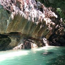 ビーチの端まで行くとこんな岩場も