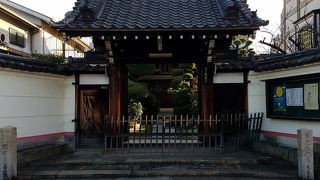 空襲の被害を免れた阿弥陀仏像と山門