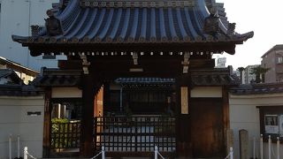 山門は1700年ぐらいに創建されたもの