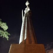 ナリカラ要塞近くにあり、トビリシ市街地からも目立つ像