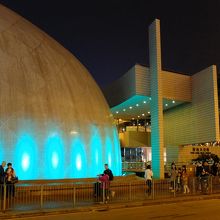 夜には、いろいろな色でライトアップされます。