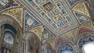 ゴシックの聖堂に、色鮮やかなルネサンス満開！