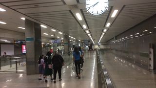 ４番出口の地上に上がる手前のエスカレーターのところにグルメマートオープン！