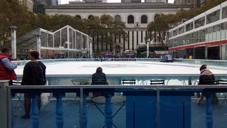 冬はスケートができます