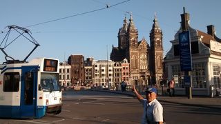 大きな３つの尖塔があるたいへんユニークな建築様式