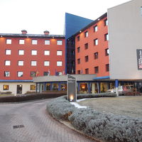 コンパクトなホテル外観