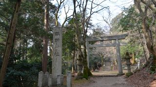 街道から坂を登ります