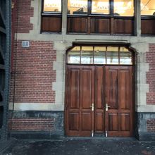 煉瓦造りに重厚な扉
