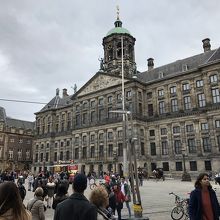 王宮というより市庁舎のよう