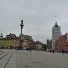 中央の柱はジグムント３世の碑