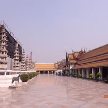 左側の本堂は修復工事中