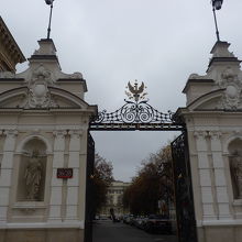 ワルシャワ大学の正門