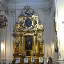 通りに面して立つ聖十字架教会