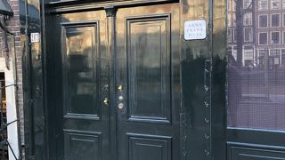 建物の前までは誰でも行けます