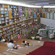 階段をうまく使い、高い書庫など工夫のある図書館だ