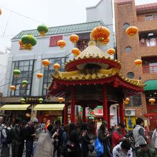 行列は有名豚まん屋さんの行列