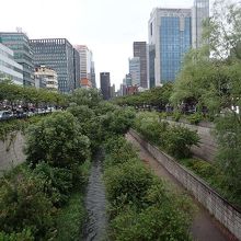 ソウルの高層ビルの間を流れる清流