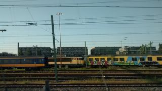 多くの鉄道車両に、汚い落書きがされていて、日本とだいぶ違うと感じました。