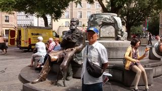 犬と髭のおじいさんの銅像がユニークでした