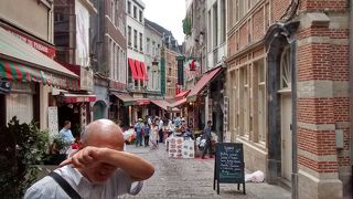 洒落たレストラン・ビストロ・カフェなどが多く観光客が多かったです