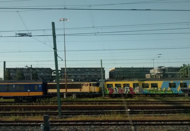 多くの鉄道車両に、汚い落書きがされていて、日本とだいぶ違うと感じました。