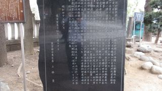 浅草神社境内に建っています