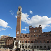 マンジャの塔とのバランスも良い感じ