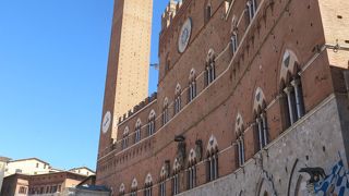 歴史ある建物はカンポ広場に融け込んで素敵でした