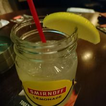 専用のグラスに入ったスミノフレモネードは味も色々選べます