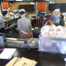 店内厨房　この食パンをパン粉にして直ぐに使います