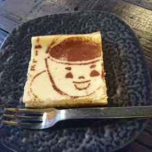 チーズケーキにココアでアート