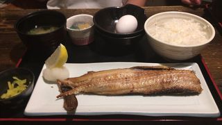 ”さんまの開き定食”を「しんぱち食堂 田町店」