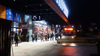 バス乗り場は道路を挟んで２箇所あります。インフォメーションで確かめましょう。