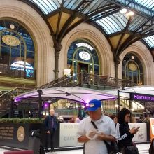 ミスタービーンが映画で パリからカンヌへtgvで旅行する前にこのレストランで次から次へと珍騒動を起こしたのです By Bobby Brazil ル トラン ブルーのクチコミ フォートラベル